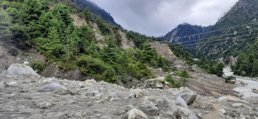 तस्बीरः बगरछापमा डाँडै भासिएर खसेको पहिरो